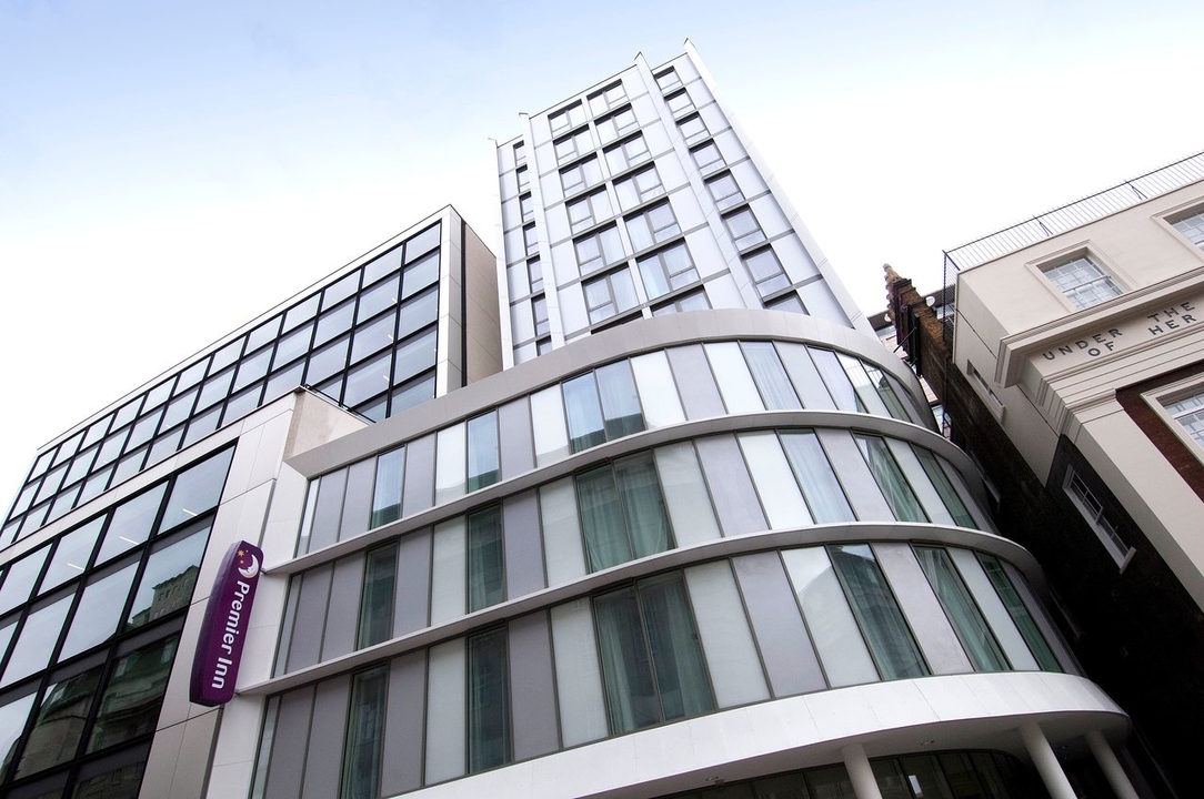 premier travel inn waterloo